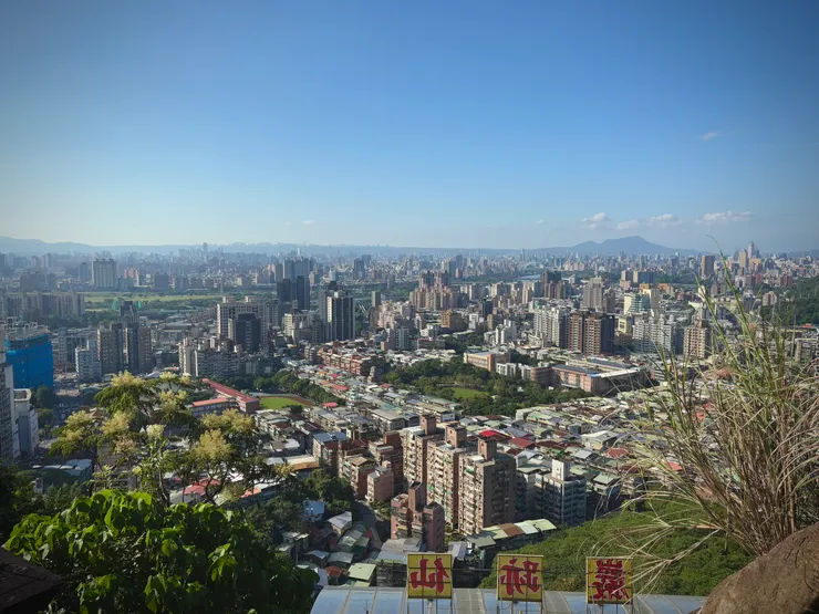 涼亭上望西北方，遠方即是觀音山，下方就是「仙跡巖」廟