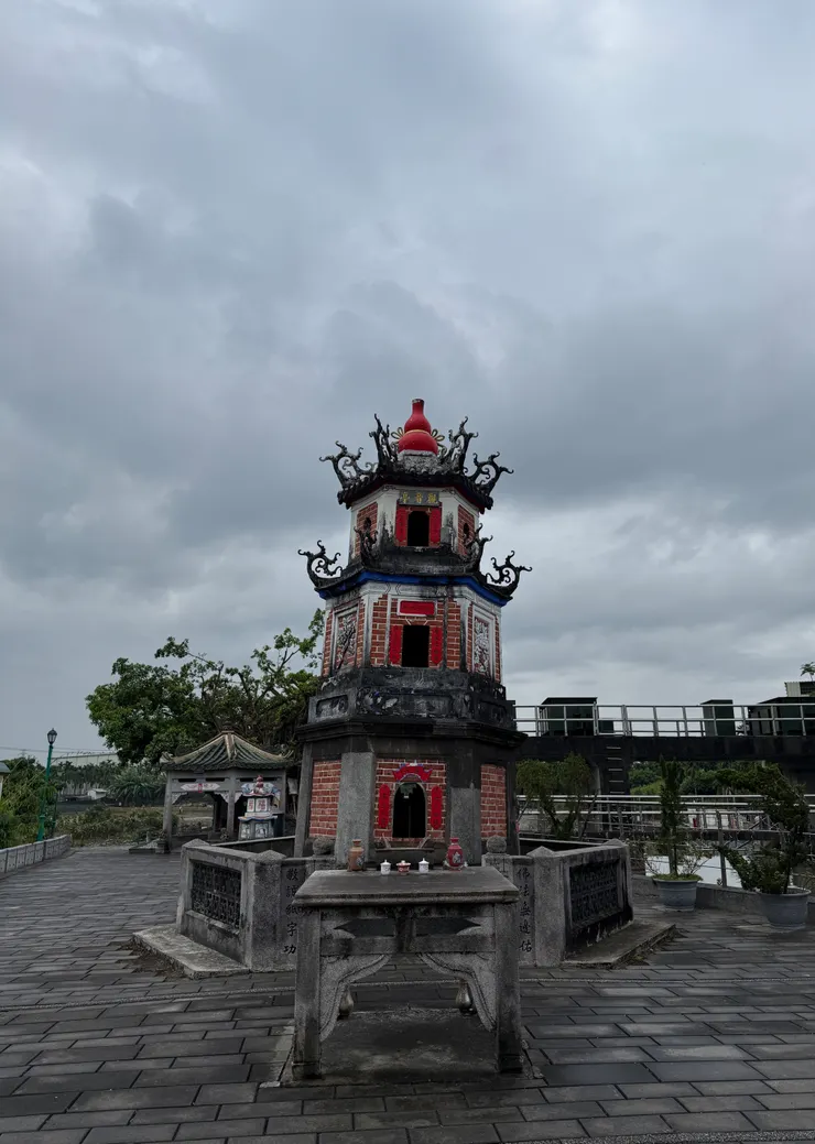 敬字亭，上面那片烏雲比較搶眼吧⋯⋯