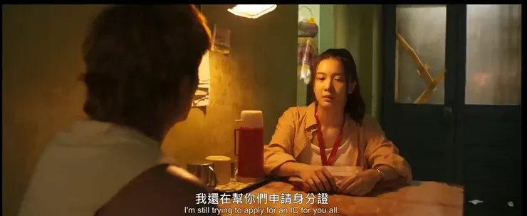 志工佳恩共情這些人，過度投入，耗費身心。但面對法律、規定的死板，被幫助的人們早已不抱持希望。（Source : YT預告。）