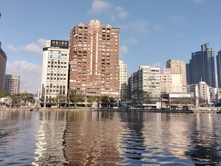 河對岸的黃色招牌小7 &  小黃色笑臉圖案