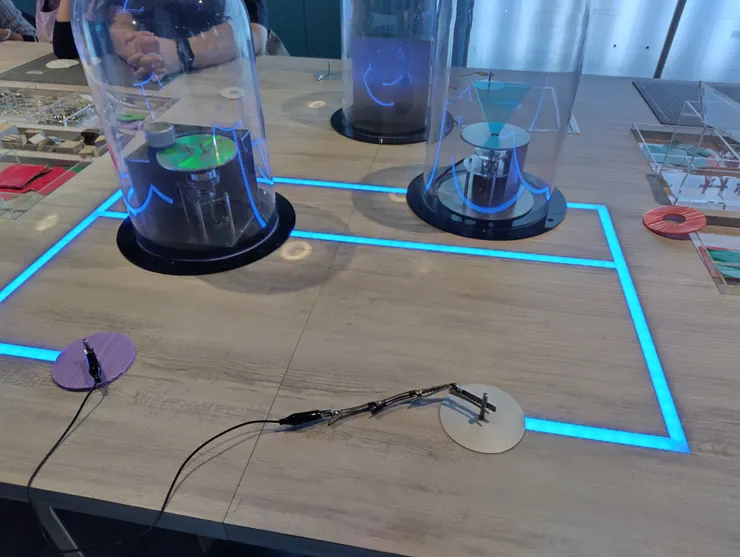 利用不同材料來讓兩端通電