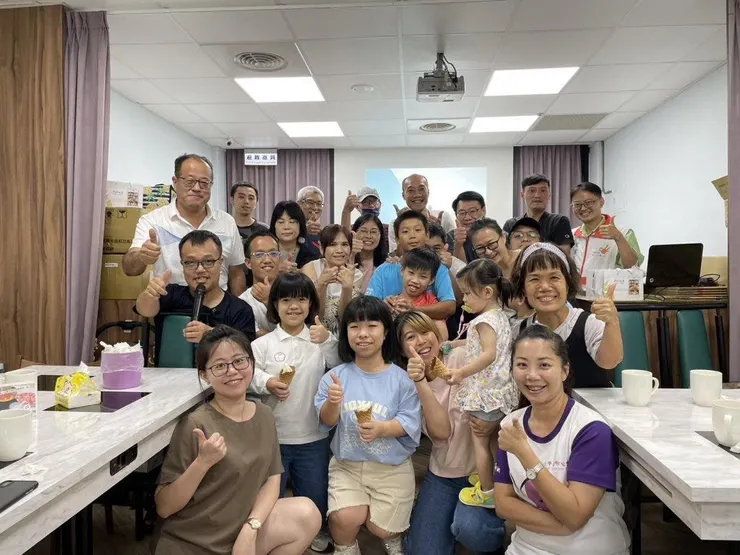 吳于嫣（最前排左二）和軟骨協會的哥哥姊姊們。圖源：吳于嫣提供