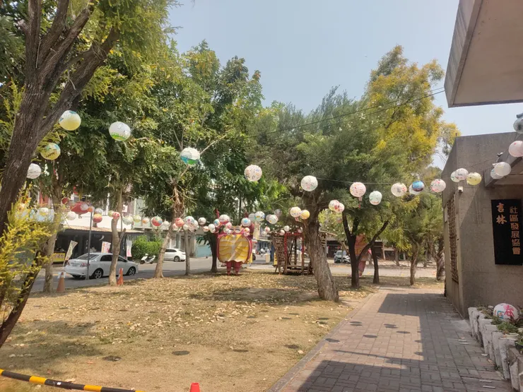 車站前的裝飾燈籠