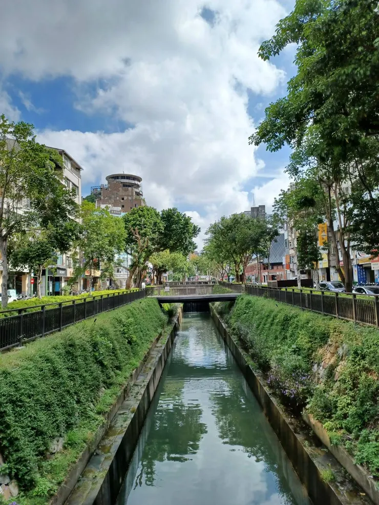 早上的綠川很美!宮原眼科在右前方。