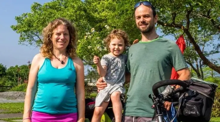 把騎單車環遊世界當成生活、七年在路上的瑞士家庭，右起：建築繪圖師Xavier、三歲半女兒Nayla、懷孕七個月的Celine（截圖於親子天下，張修維攝）