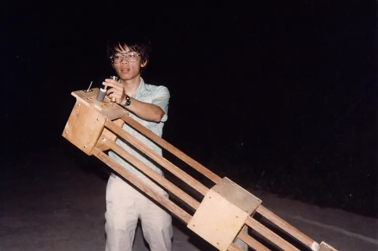 自學計畫第一年在家中進行，用木頭、水管製作望遠鏡基座，這是計畫的原型機，採用經緯儀設計，簡化機構，可以快速驗證整體設計功能。