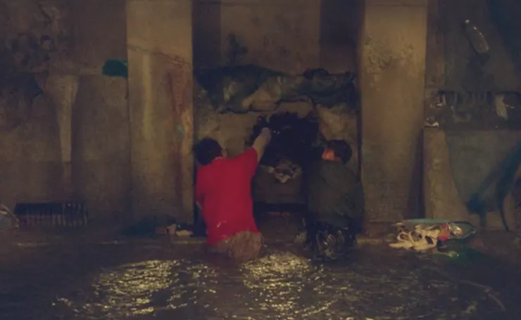 兩人共同救援孩子。( Source : Disney + ，調整過亮度)