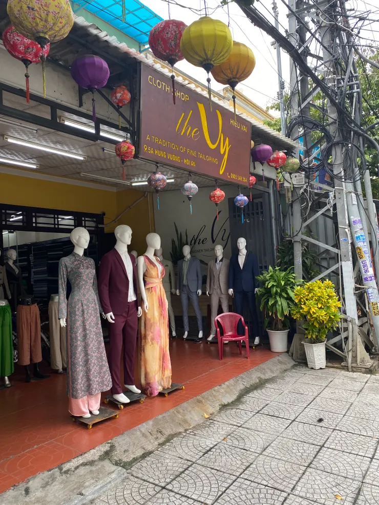 古城內訂製服裝店到處都有，密集程度跟台灣便利商店相當