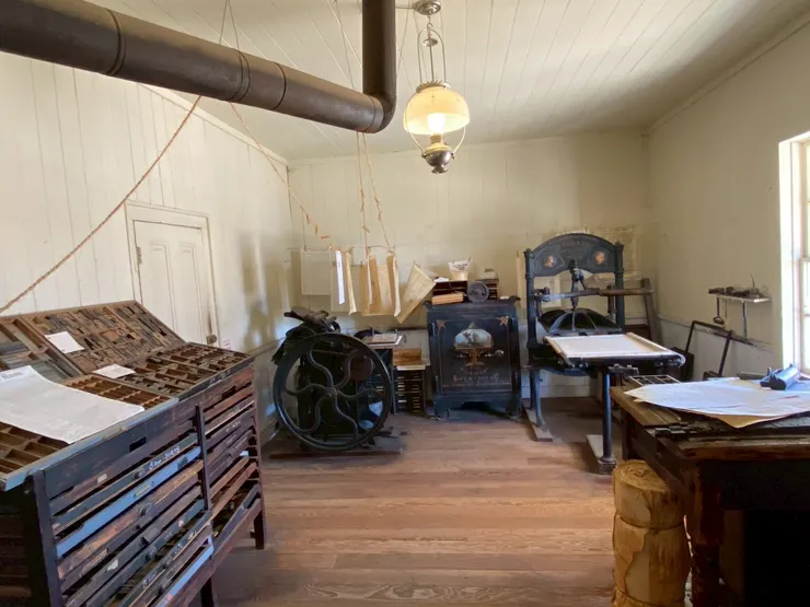 聖地牙哥第一間地區報社原址也在這裡，目前(2025/7)仍在發行中