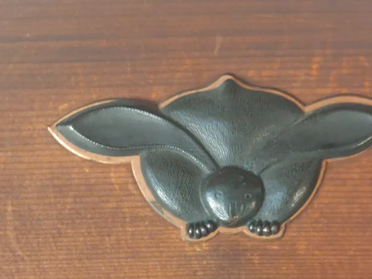 這是高山陣屋裡用來藏釘子的圖案，名為真向兔，具有保佑吉祥平安的意謂。高山以前多產兔子，所以在老街或高山陣屋，蠻常可以看到兔子相關的圖案，我自己覺得很像江戶時代將軍家代表的家徽