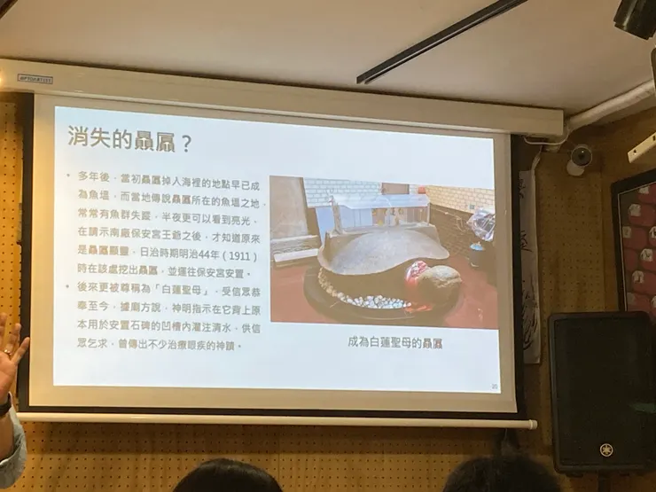 原本要一輩子駝著御碑的贔屭，一定沒想到會升格成被人膜拜的存在。　Photo taken by Ching/慶