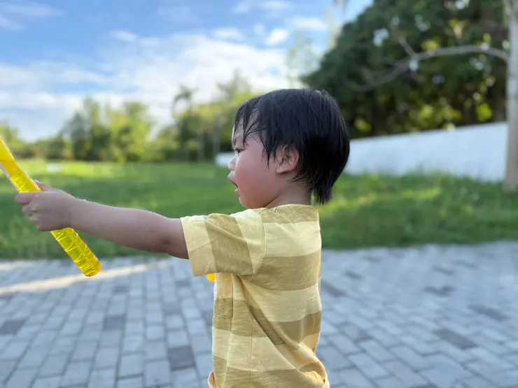 孩子在澄清湖放電中