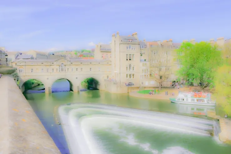 普爾特尼橋與河上的遊船