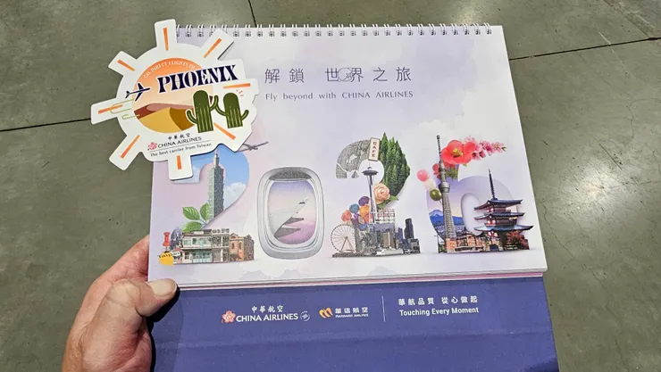 今天最開心的地方就是有拿到華航2026年桌曆!左上角是華航開航鳳凰城的貼紙!