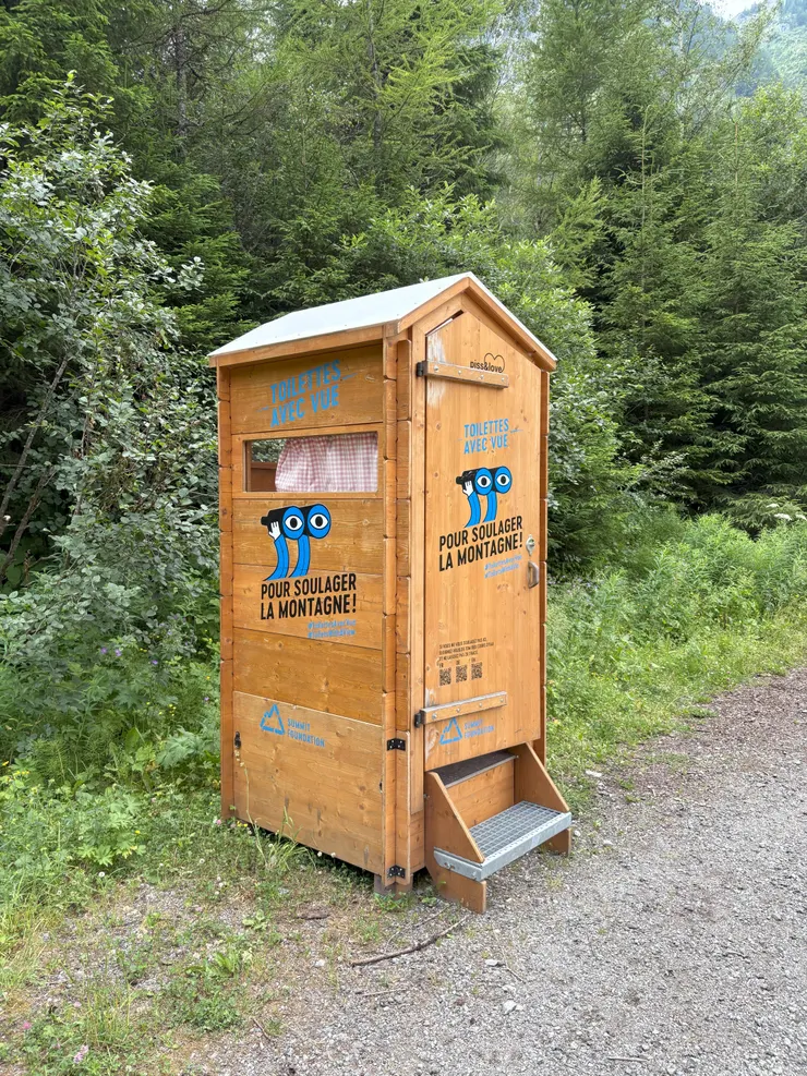 前往營地途中經過的景觀流動廁所(?) 