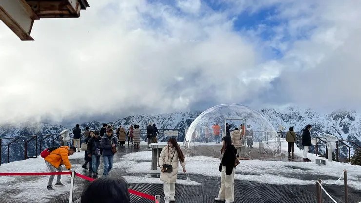 冬季來中間還有個雪屋。