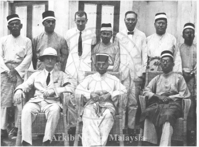 1925年12月，時任史丹諾代理參政司和霹靂州議會成員合影。左邊坐者即史丹諾。-馬來西亞國家檔案館（Arkib Negara），檔號：2001/0025986W。