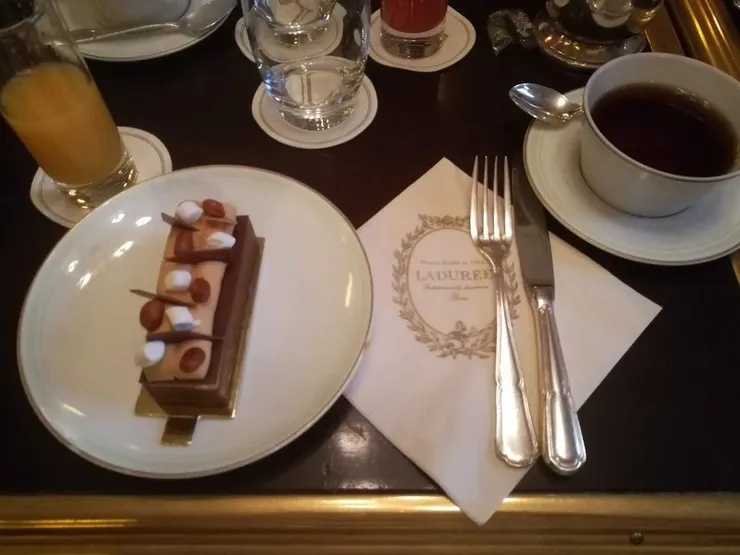 巧克力蛋糕、奶茶、紅茶和咖啡都普通，重點是那張餐巾紙