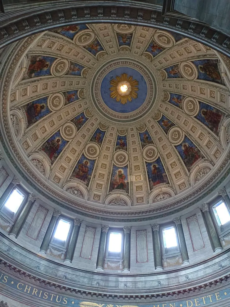 教堂穹頂有著耶穌12門徒畫像