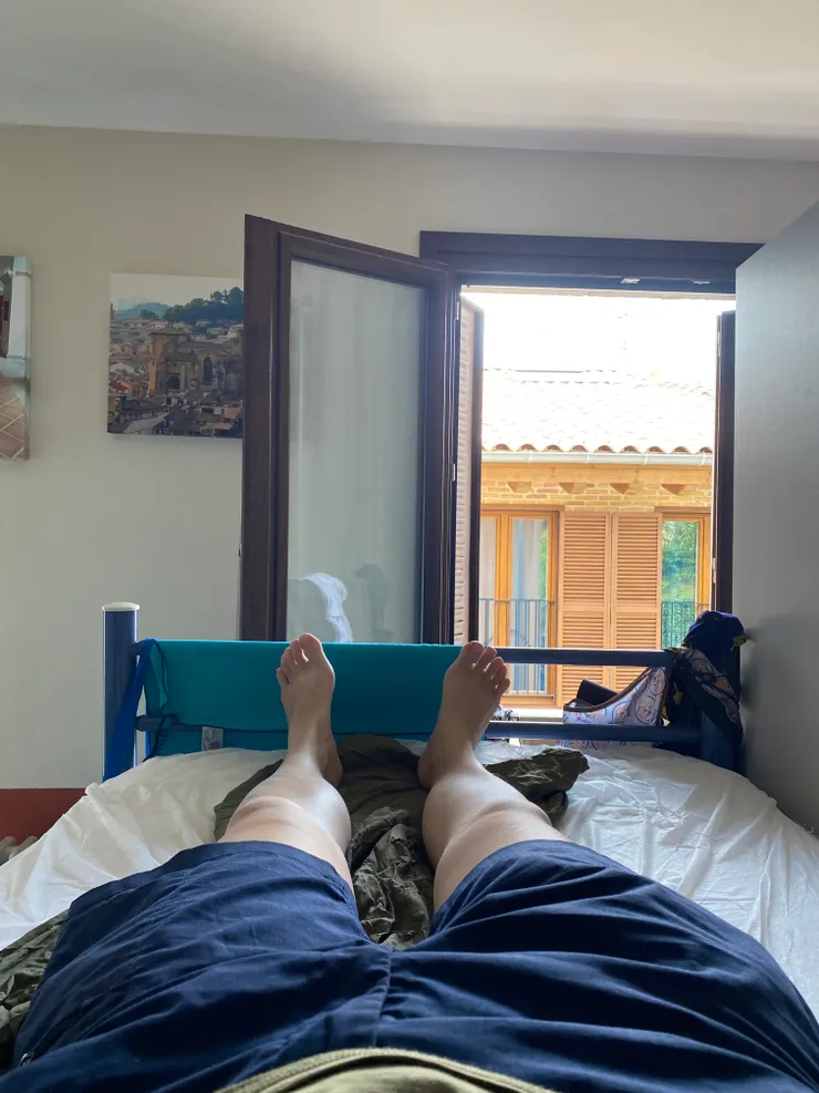 自我身體評估也是這趟旅程重要的一環，洗完澡採買糧食後就躺下讓膝蓋多多休息