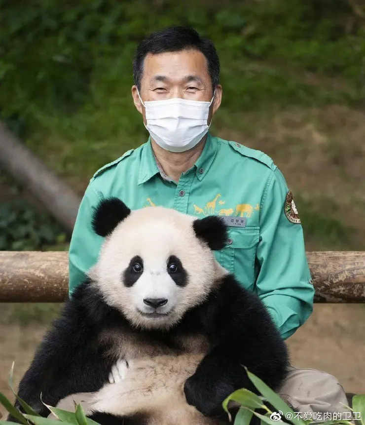 福寶與姜爺爺/取自微博