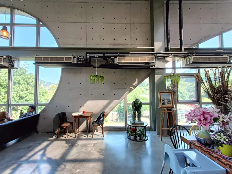 深坑老街附近一家隱密的咖啡廳，工業風設計、空間運用、藝術氣息均滿點
