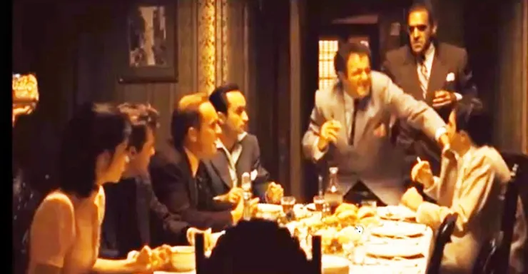 （教父的三個兒子、女兒、養子、主要手下，擁擠在家裡餐廳話家常、吃飯的場景）