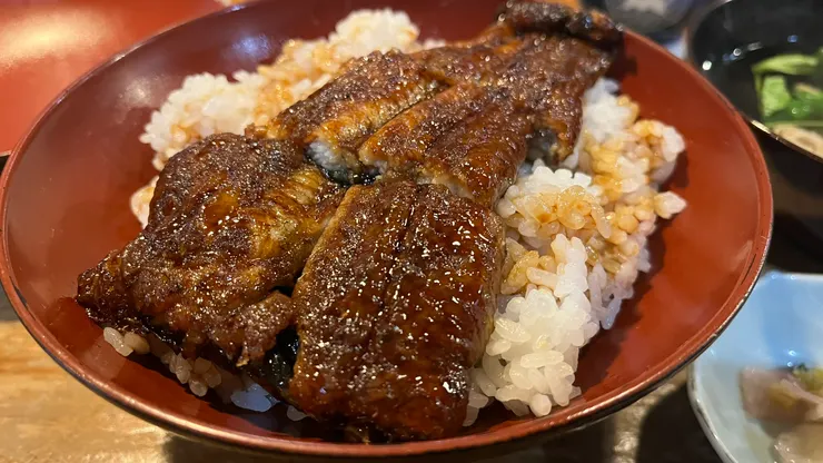 至於鰻魚,放入口就只能用滿足形容