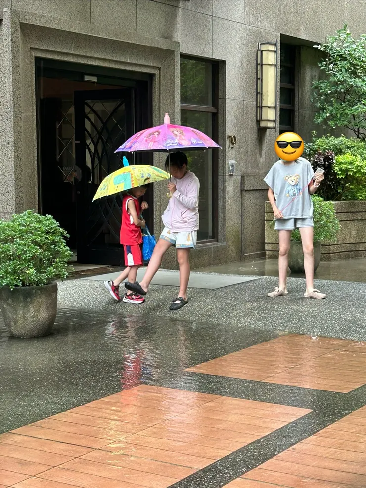 開心玩水的幼童