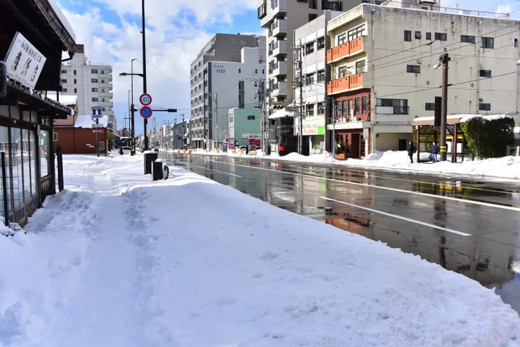 到了街坊還是滿滿的積雪
