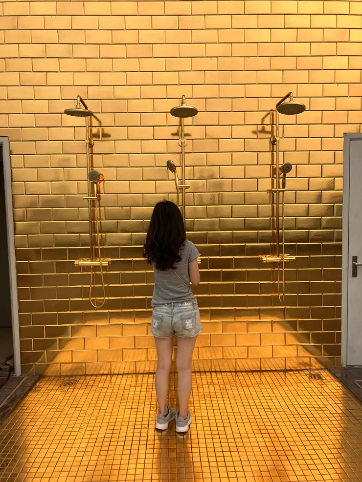 金光閃閃的淋浴區