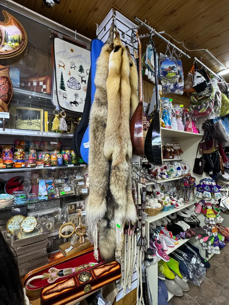 其實滿好摸的......但是購買=支持皮草，而且不能帶回台灣啊