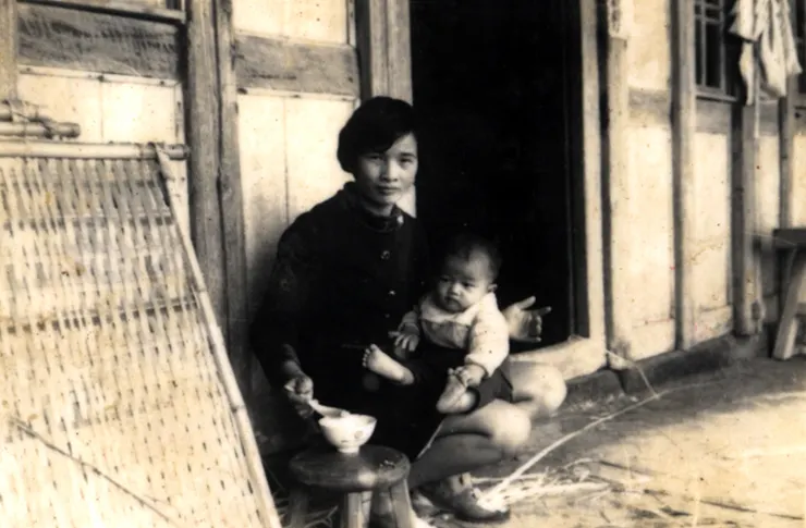 攝於民國61年，筆者內人正給四個月大的二女兒餵食稀飯，因她拒喝牛奶 