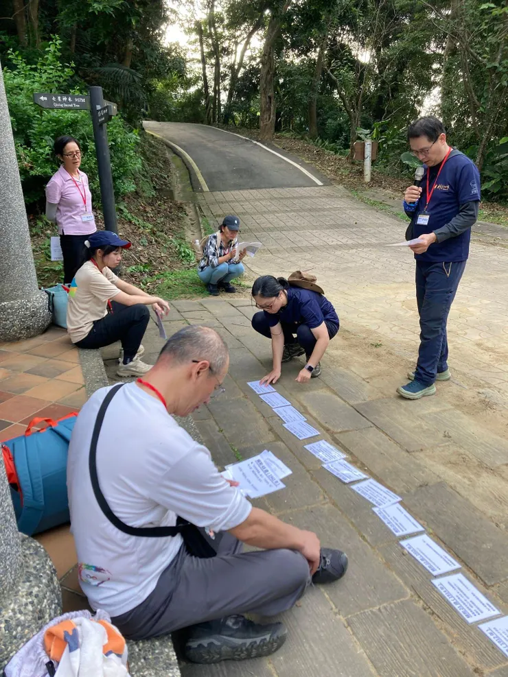 ▲獅山古道旁的七星亭，大家依據時間線，一起排出賴和的"大事記"。