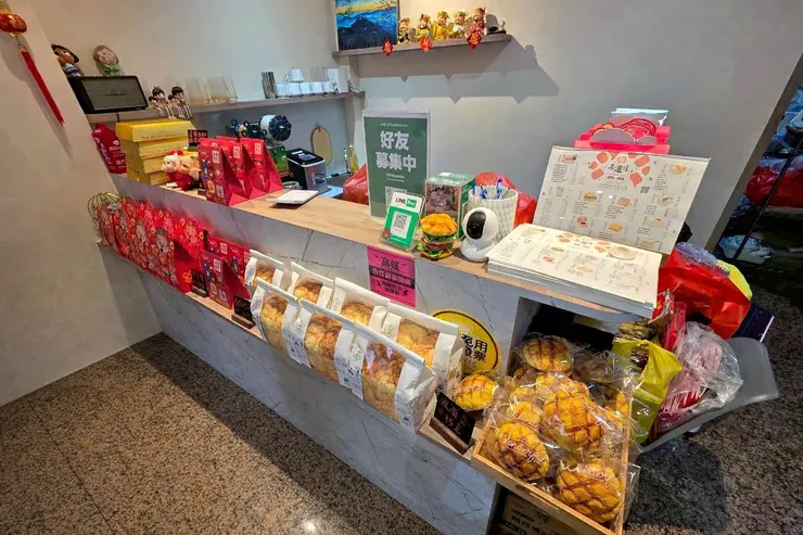櫃台陳列許多手工自製的麵包、伴手禮，一進店內都是麵包香氣。