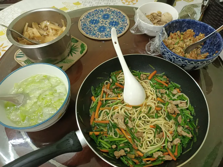 晚餐!炒個麵