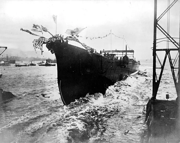 1930年11月8日，摩耶號下水