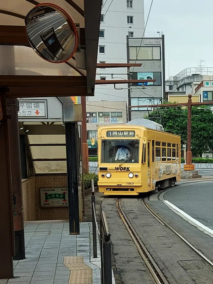 岡山路面電車，左方地下道入口可以看到岡山城指標