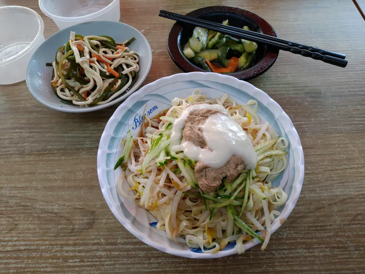 把美乃滋也拌進去,又辣又甜