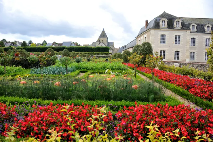 【女人們不進古堡急著到花園瀏覽！只參觀花園8歐，全區連古堡13歐。】