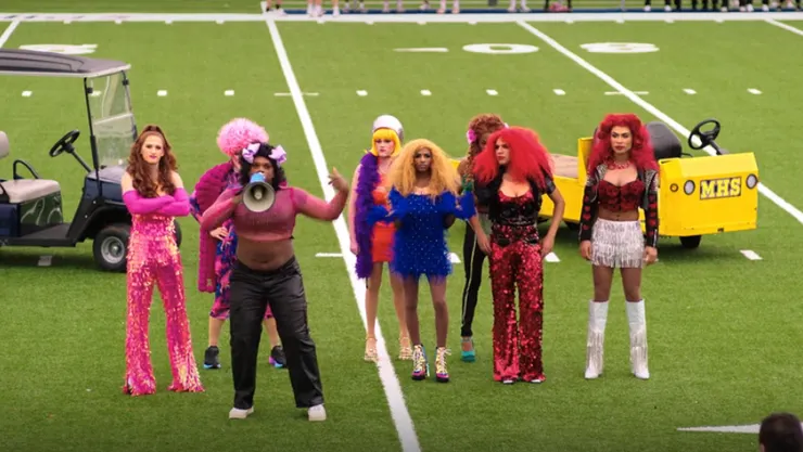 男學生以變裝皇后之姿轟動球場 (這一幕的配樂是 Patty Smyth 的 The Warrior 超好聽)