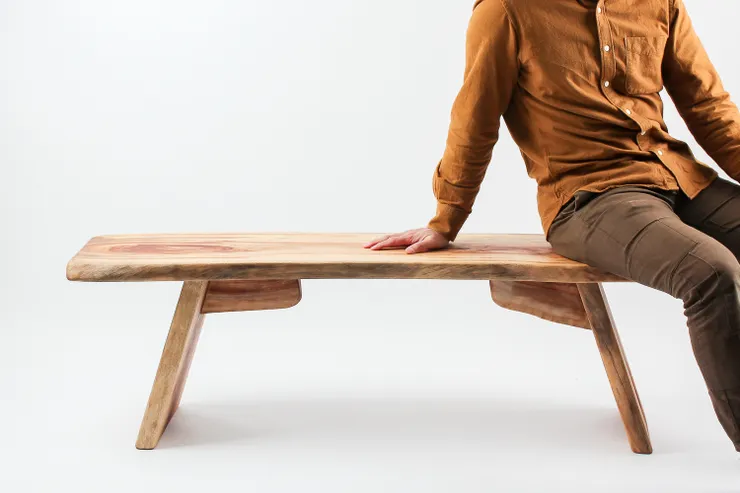 樟木長板凳帶著自然香氣,總是能幫助消費者透過味道記憶,回到過去。