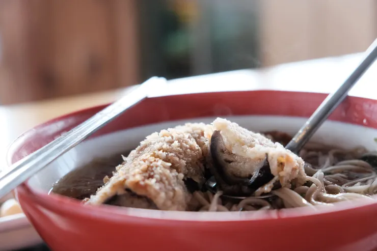 對漂浮的蕎麥麵沒太大興趣，對著菜單亂點結果點到炸茄子，也是不錯吃～