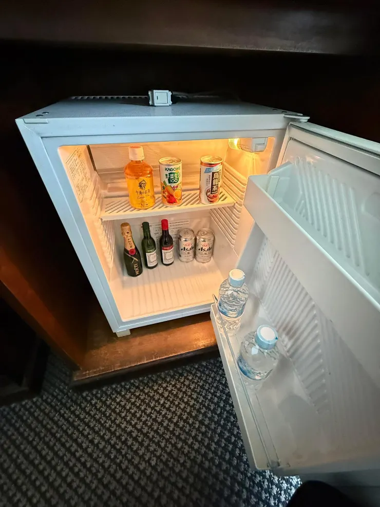 冰箱飲料除了水以外，其他都要額外付費