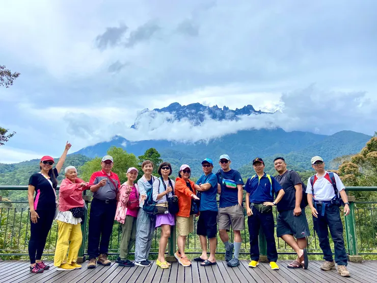 在基地營的辦公室前以神山為背景的團體照