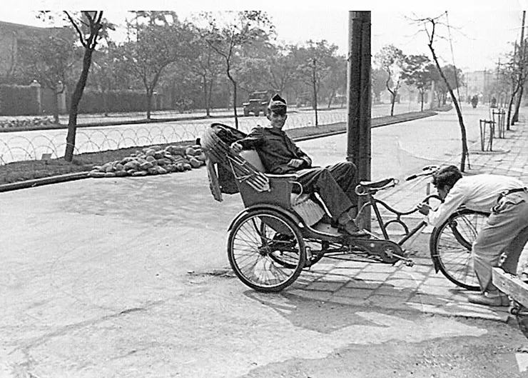 駐台美軍喬治馬西(George Marcy)在中山北路搭乘人力拉車(約1960年代。圖片來源:Taipei Air Station)