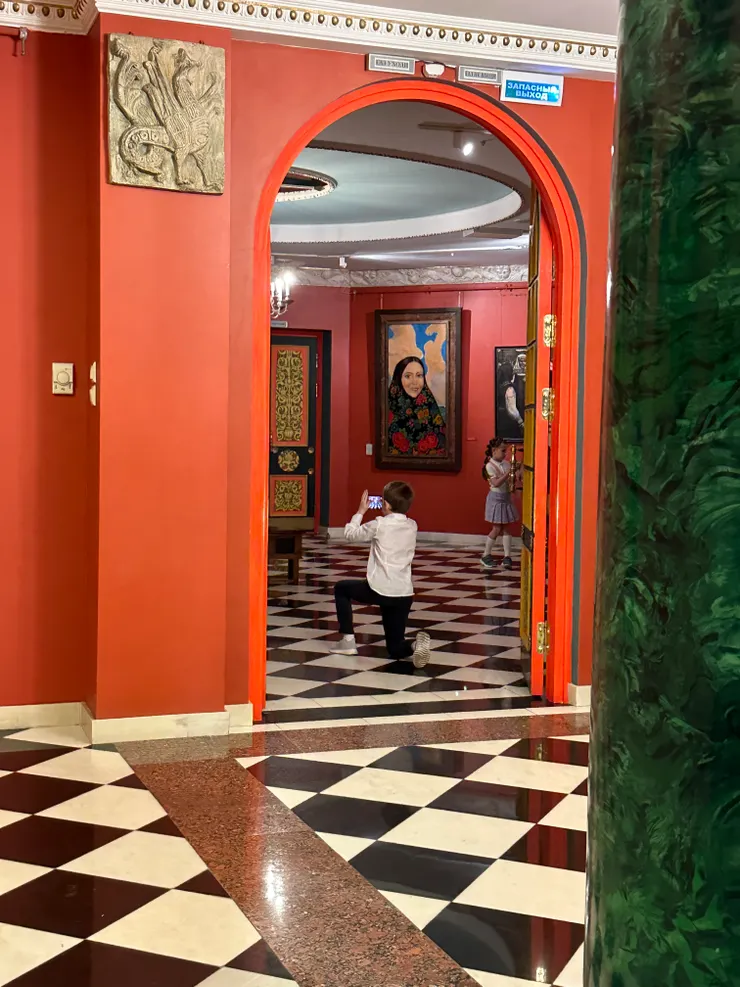 幫家人拍照的弟弟，好可愛的畫面