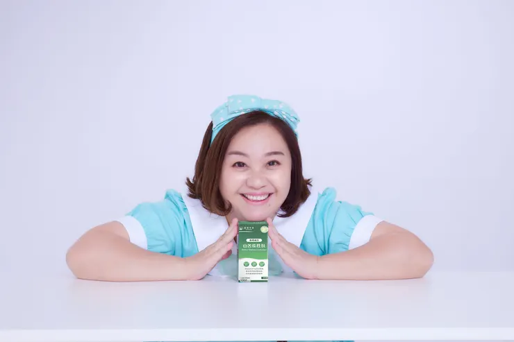 ▲達摩本草產品代言人鍾欣凌開心表示，達摩本草美國專利山苦瓜胜肽是由國家級博士團隊共同合作研發，採用低溫水萃技術研製而成，可以保留活性的活性胜肽。（圖／達摩本草提供）