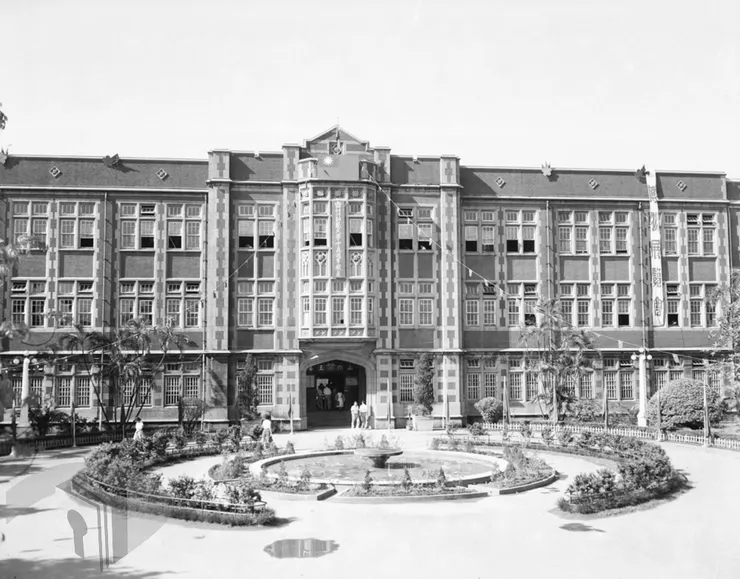 圖3 行政大樓為日治時期的建築 案名：教育、學校含建築物 檔號：0052/0047/1 來源機關：行政院新聞局 管有機關：國家發展委員會檔案管理局