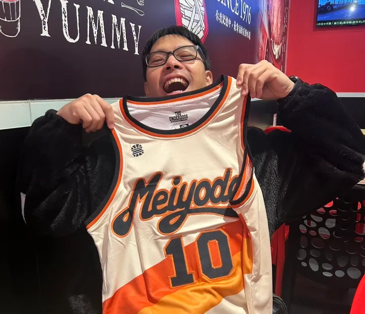 穿著美又大去日本打球🤣